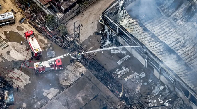 Οριοθετήθηκε η φωτιά στον Ασπρόπυργο – Έντεκα τραυματίες, οι τρεις διασωληνωμένοι – Εργοστάσιο καταστράφηκε ολοσχερώς