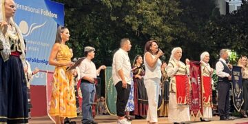 Αγρίνιο: Ξεκίνησε το 21ο Διεθνές Φεστιβάλ Παραδοσιακών Χορών – Μια πόλη στον ρυθμό της παράδοσης