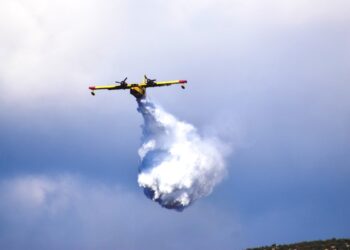 Φωτιά σε αγροτική έκταση στη Λεύκα Μεσολογγίου, κινητοποιήθηκαν και εναέρια μέσα