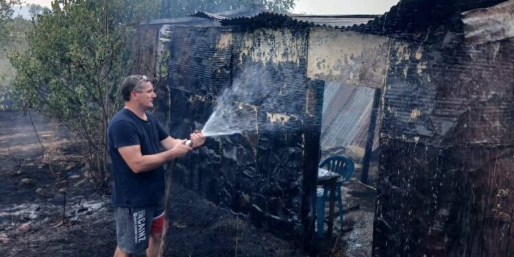 Υπό έλεγχο η φωτιά στη Μεγάλη Χώρα – Μεγάλη κινητοποίηση Πυροσβεστικής και Δήμου Αγρινίου