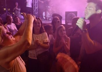 Στον Αστακό συγκίνησε ο Γιώργος Λιβάνης – Τραγούδησε στη γιαγιά του και «λύγισε» το κοινό