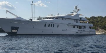 Το νέο «hot spot» του Ιονίου –Τα superyachts και οι «επώνυμοι» που ανακαλύπτουν την Πάλαιρο!