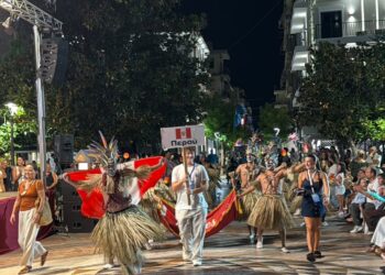 Το Αγρίνιο χορεύει στον ρυθμό του κόσμου – Με εντυπωσιακή παρέλαση ξεκίνησε το 21ο Διεθνές Φεστιβάλ Παραδοσιακών Χορών