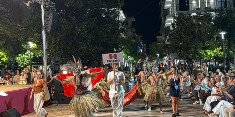Το Αγρίνιο χορεύει στον ρυθμό του κόσμου – Με εντυπωσιακή παρέλαση ξεκίνησε το 21ο Διεθνές Φεστιβάλ Παραδοσιακών Χορών (ΦΩΤΟ – ΒΙΝΤΕΟ)