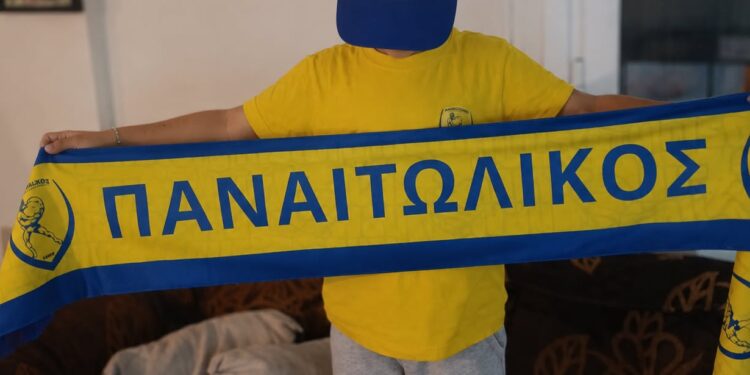 Το κασκόλ του Παναιτωλικού πήρε θέση στην εξέδρα… με οικογενειακή υπογραφή!