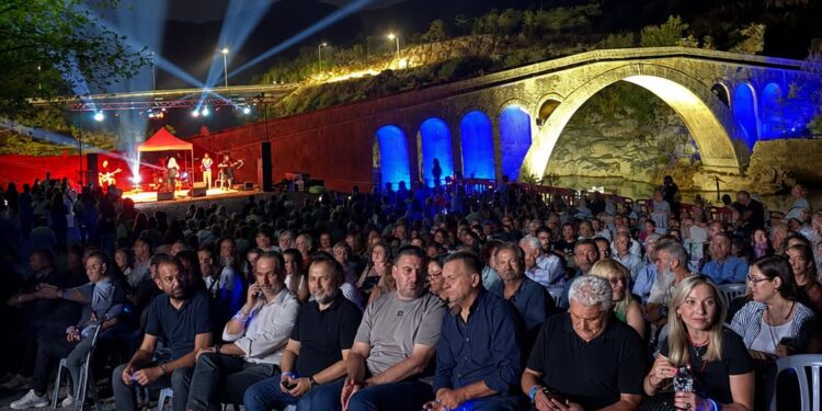 Νεκτάριος Φαρμάκης: «Οι λίμνες και τα βουνά δεν χωρίζουν τους τόπους. Τους ενώνουν»