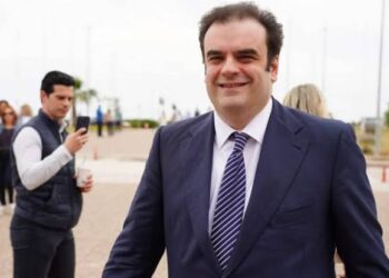 Στην Πάλαιρο ο Πιερρακάκης για… restart – Χαλαρές διακοπές και πολιτικές «επισκέψεις»!