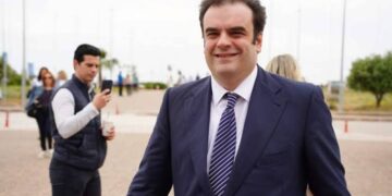 Στην Πάλαιρο ο Πιερρακάκης για… restart – Χαλαρές διακοπές και πολιτικές «επισκέψεις»!