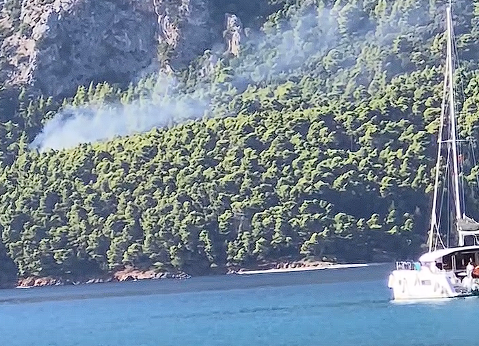 Πυρκαγιές σε Λεπενού και Κάλαμο – Άμεση επέμβαση της Πυροσβεστικής, τέθηκαν υπό έλεγχο (φωτο)
