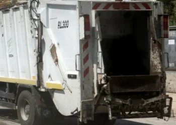 Αμφιλοχία: Ένταση με πολίτη και υπαλλήλους καθαριότητας – Ξάπλωσε μπροστά στο απορριμματοφόρο