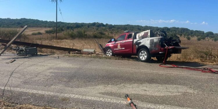 Τροχαίο στη Βόνιτσα: Πυροσβεστικό όχημα προσέκρουσε σε κολώνα – Δύο πυροσβέστες τραυματίστηκαν