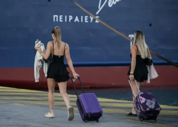 Έξοδος εκδρομέων: «Βουλιάζουν» τα λιμάνια της Αττικής – Πάνω από 56.000 επιβάτες αναχωρούν σήμερα