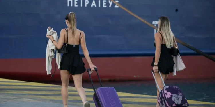 Έξοδος εκδρομέων: «Βουλιάζουν» τα λιμάνια της Αττικής – Πάνω από 56.000 επιβάτες αναχωρούν σήμερα