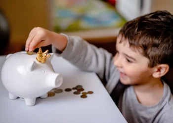 Δεν φορολογείται το χαρτζιλίκι των γονέων στα παιδιά τους ή των παππούδων στα εγγόνια τους