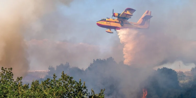 Φωτιά σε δασική έκταση στο Πεντάκορφο, σηκώθηκαν 2 αεροσκάφη