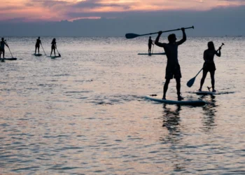 Διασώθηκαν τρεις χειριστές SUP που βρέθηκαν σε κίνδυνο στη θάλασσα στο Κρυονέρι