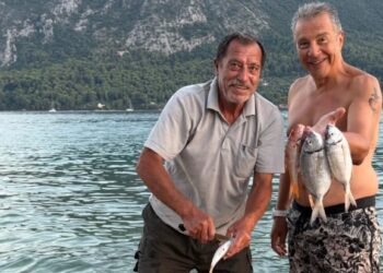 Σταύρος Θεοδωράκης στον Μύτικα: Διακοπές, ψάρεμα και… μια διαφορετική ματιά στο Ιόνιο