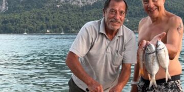 Σταύρος Θεοδωράκης στον Μύτικα: Διακοπές, ψάρεμα και… μια διαφορετική ματιά στο Ιόνιο
