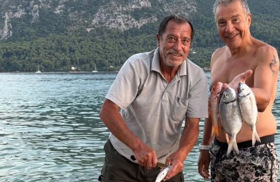 Σταύρος Θεοδωράκης στον Μύτικα: Διακοπές, ψάρεμα και… μια διαφορετική ματιά στο Ιόνιο