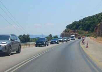 Mέχρι τον Άγιο Νικόλαο Βόνιτσας η ουρά των αυτοκινήτων προς Λευκάδα – Κυκλοφοριακό χάος στην είσοδο του νησιού