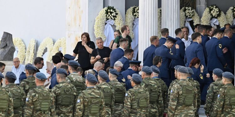 Πύργος: Σε κλίμα ανείπωτης θλίψης η εξόδιος ακολουθία του επισμηναγού–ιπτάμενου της ΠΑ Ιωάννη Μπλέσια