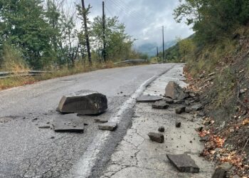 Πτώση βράχων στη 14η Επαρχιακή Οδό μετά τη νεροποντή – Άμεσος καθαρισμός από τον Δήμο Αγρινίου