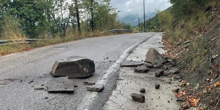 Πτώση βράχων στο τμήμα Σχίνος – Σκουτερά – Σιτόμενα. μετά τη νεροποντή – Άμεσος καθαρισμός από τον Δήμο Αγρινίου