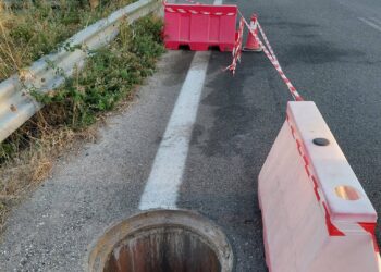 Έκλεψαν το φρεάτιο και άφησαν ανοιχτή παγίδα στην οδό Αιτωλικού – Κεφαλόβρυσου