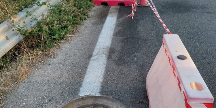 Έκλεψαν το φρεάτιο και άφησαν ανοιχτή παγίδα στην οδό Αιτωλικού – Κεφαλόβρυσου