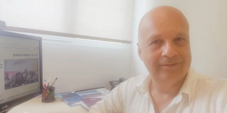 Πολλές ευχές, εκπλήξεις και… πολιτικό ενδιαφέρον για τον Σταύρο Καραγκούνη