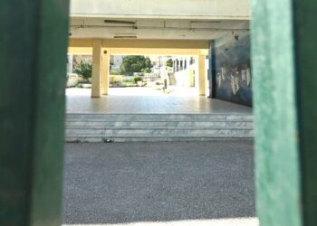Αγρίνιο: Σύλληψη ανήλικου που φιλούσε και θώπευε 13χρονη, παρά τη θέλησή της, έξω από σχολείο