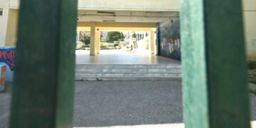 Αγρίνιο: Σύλληψη ανήλικου που φιλούσε και θώπευε 13χρονη, παρά τη θέλησή της, έξω από σχολείο