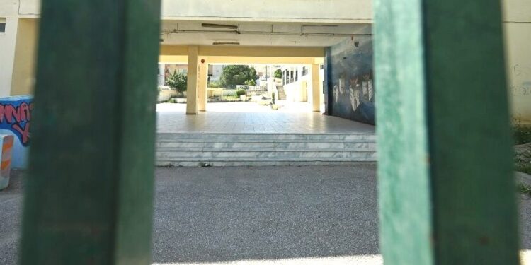 Αγρίνιο: Σύλληψη ανήλικου που φιλούσε και θώπευε 13χρονη, παρά τη θέλησή της, έξω από σχολείο