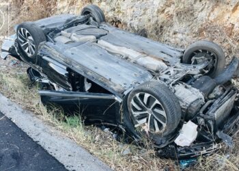 Αμφιλοχία: Από θαύμα σώθηκε οικογένεια από το Αγρίνιο – Διαλύθηκε το Ι.Χ. μετά από αλλεπάλληλες τούμπες (ΦΩΤΟ – ΒΙΝΤΕΟ)
