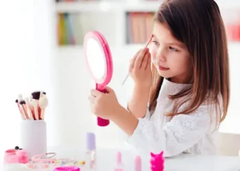 Μακιγιάζ και skincare από το σχολείο: Γιατί τα κορίτσια βάφονται σε ολοένα μικρότερη ηλικία