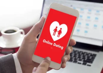 Dating Apps: Πως άλλαξε ο τρόπος που ερωτευόμαστε και ποιοι είναι οι κανόνες για το νέο φλερτ
