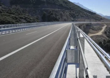 Πώς βρέθηκε κινητό που έπεσε στην Ιονία Οδό – Η απίστευτη αναζήτηση της Τροχαίας και το «ευχαριστώ» ενός πατέρα