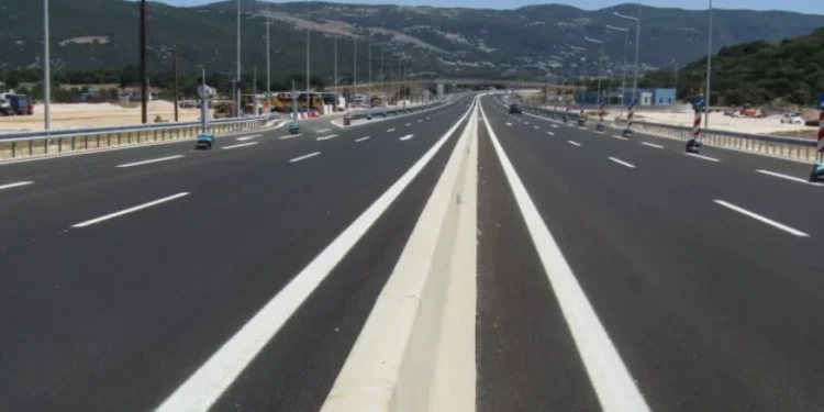 «Μπλόκο» στην Ιόνια Οδό – Συνελήφθη «μεταφορέας» με 11.000 ευρώ μαύρου χρήματος