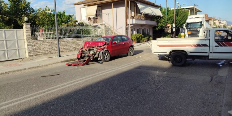 Σοκαριστικό τρακάρισμα στο Παναιτώλιο – Δείτε πως έγινε το αυτοκίνητο από τη σύγκρουση! (ΦΩΤΟ)