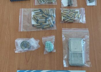 Αγρίνιο: Έκρυβε στο σπίτι του πιστόλια, σφαίρες και ναρκωτικά (ΦΩΤΟ)