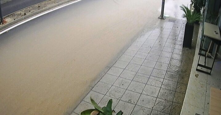Αγρίνιο: Ασύλληπτες εικόνες στην οδό Θεστιέων – Δείτε τι έγινε την ώρα της κακοκαιρίας, ανάστατοι οι καταστηματάρχες της περιοχής (ΦΩΤΟ – ΒΙΝΤΕΟ)