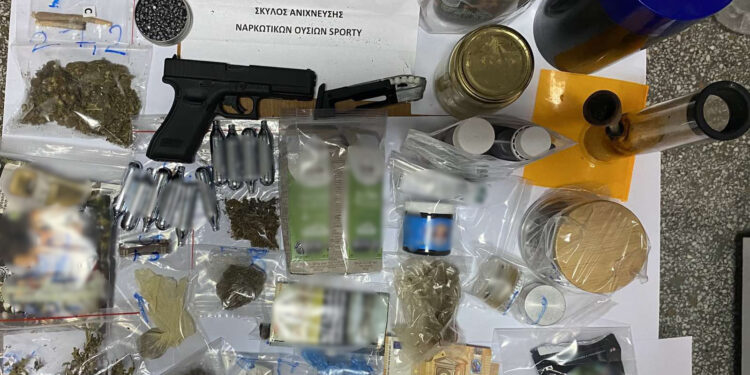 Ναυπακτία: Αστυνομικοί εντόπισαν όπλο, βολίδες και ναρκωτικά σε σπίτι άνδρα – Κατηγορείται για κακούργημα (ΦΩΤΟ)
