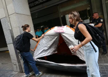 Οι φοιτητές κατασκηνώνουν στο Σύνταγμα: «Το κόστος σπουδών και στέγασης έχει ξεφύγει – Μέτρα τώρα»