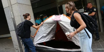 Οι φοιτητές κατασκηνώνουν στο Σύνταγμα: «Το κόστος σπουδών και στέγασης έχει ξεφύγει – Μέτρα τώρα»