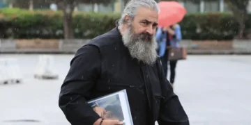 Τέμπη: «Είχε παράξενα εγκαύματα στο σώμα και μύριζε χημικά», κατέθεσε ο πατέρας του Κυπριανού Παπαϊωάννου