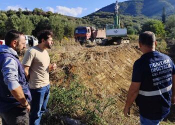 Αντιπλημμυρικές παρεμβάσεις στα Τριαντέικα – Καθαρισμός ρέματος από την Περιφέρεια