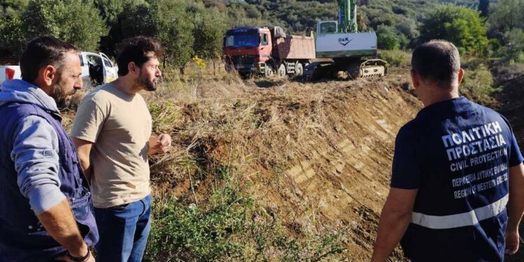 Αντιπλημμυρικές παρεμβάσεις στα Τριαντέικα – Καθαρισμός ρέματος από την Περιφέρεια