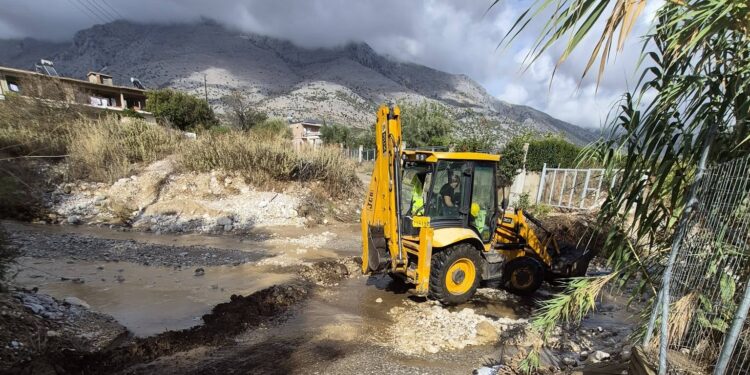 Δήμος Ξηρομέρου: Άμεσες παρεμβάσεις με μηχανήματα για την αντιμετώπιση των προβλημάτων από την κακοκαιρία