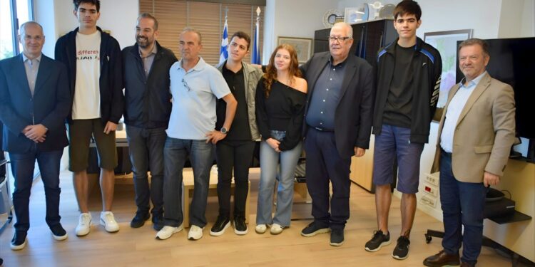 Επιβράβευση για τους τρεις μαθητές που αρίστευσαν στις Πανελλαδικές – Δωρεά laptop από τον Νεκτάριο Φαρμάκη