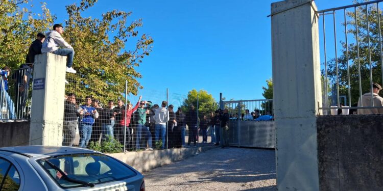 Κατάληψη στο ΓΕΛ Νεοχωρίου μετά το ατύχημα στο σχολείο και τον τραυματισμό του μαθητή από παράθυρο – Δηλώσεις Κίντα (ΦΩΤΟ – ΗΧΗΤΙΚΟ)